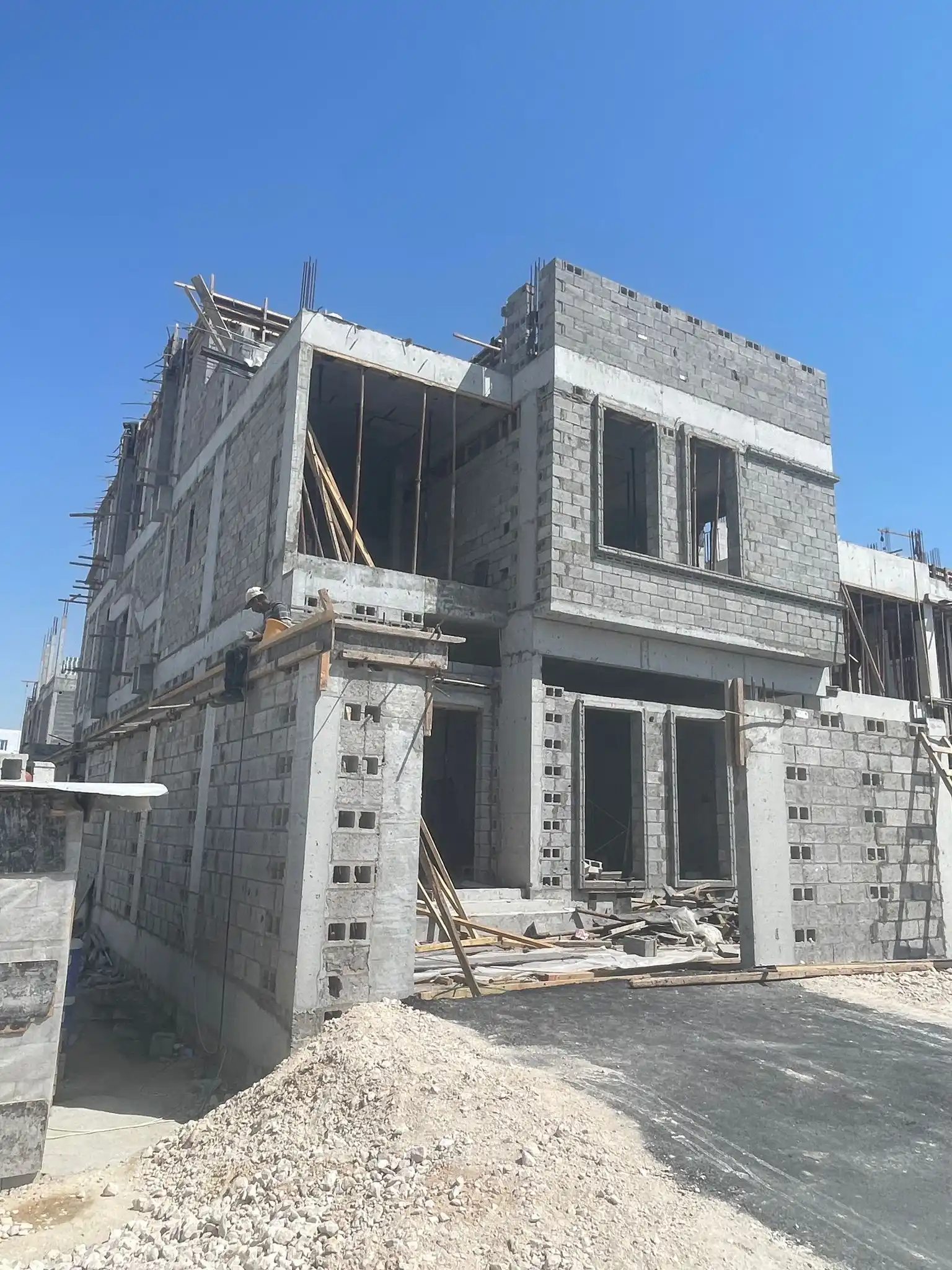 التأسيس والبناء
